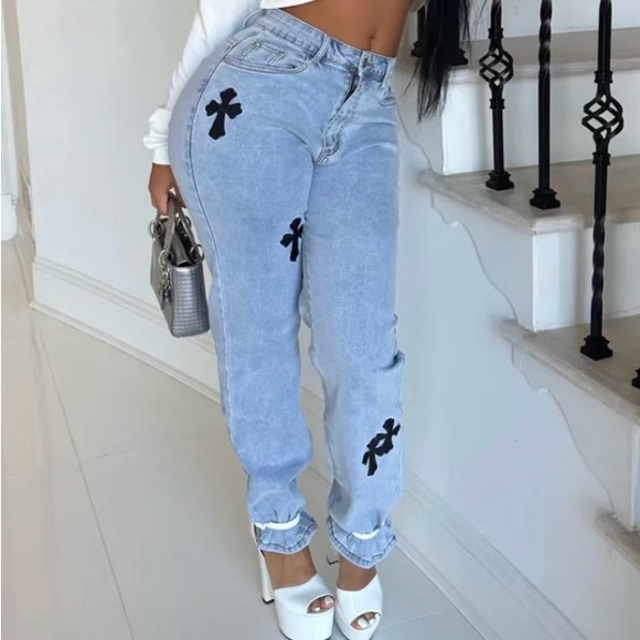 Blue jeans with a few black embroidery. Size medium - Picture 1 of 2